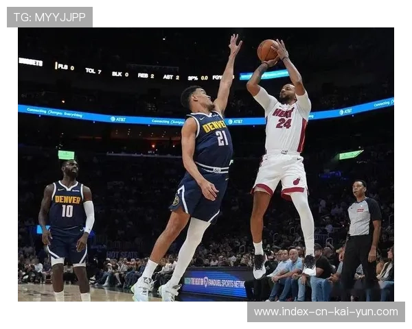 掘金关键时刻坚持约基奇低位单打，吸引包夹后分外线空位射手